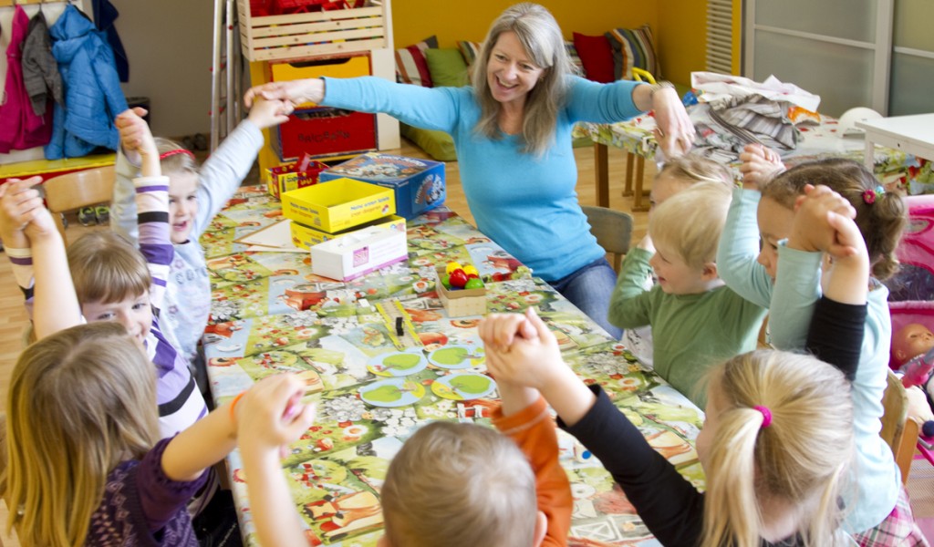 Spielgruppenleiterin_Sybille_Zgraggen_mit_Kindern_am_Singen Spielgruppe Wirbelwind, Schwyz